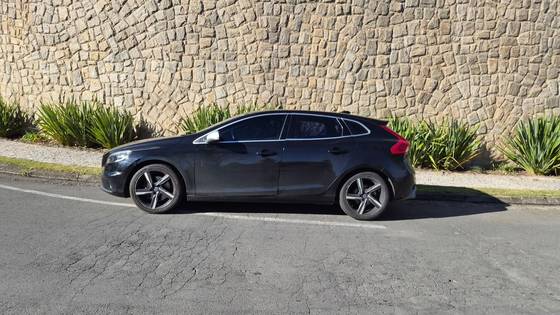 VOLVO V40 2.0 T5 R DESIGN TURBO GASOLINA 4P AUTOMÁTICO VOLVO V40 2.0 T5 R DESIGN TURBO GASOLINA 4P AUTOMÁTICO